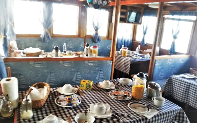 Rhythm Floating Hostel - Zadar