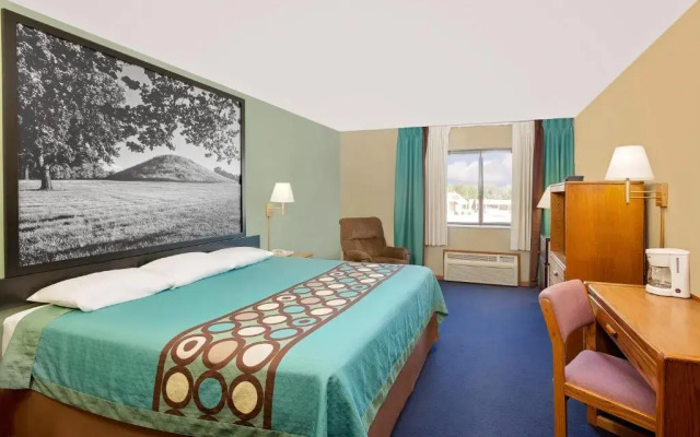 Super 8 by Wyndham Macomb