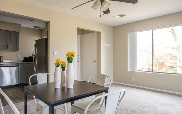 2 Bedroom Apartment w/ Pool, Balcony & WiFi by Frontdesk