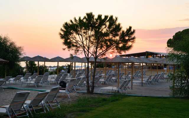 Ninos Grand Beach Hotel & Resort