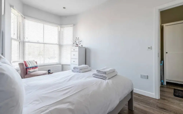 Chic and Cheerful Flat in Willesden Green