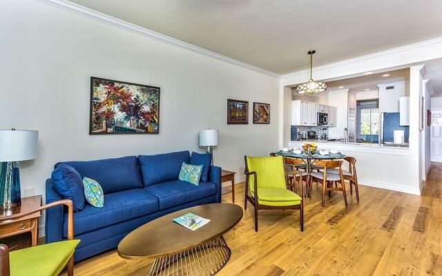 Catina Vacation Rental: Bright 2-BR Condo with Lake Views. Located in Lely Resort with Pool, Hot Tub, and Golf Access. Ideal for Golfers and Beachgoers, Minutes from Naples and Marco Island