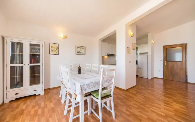 Stunning 3-bedroom Apartment in Gradac