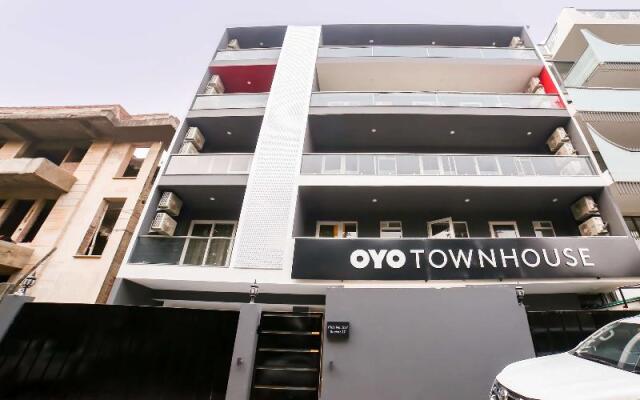 OYO Townhouse 18557 Sector Twenty Seven