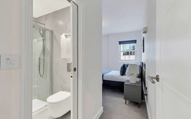 Sunny 2-bed Flat in Chiswick