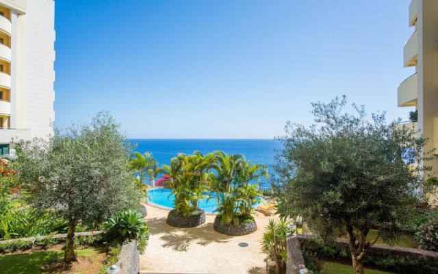 The Cliff Side Apartment by MHM