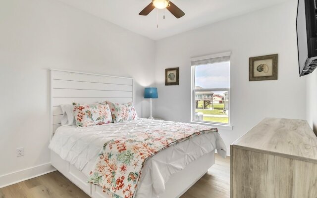 Just Beachy 3 Bedroom Home by RedAwning