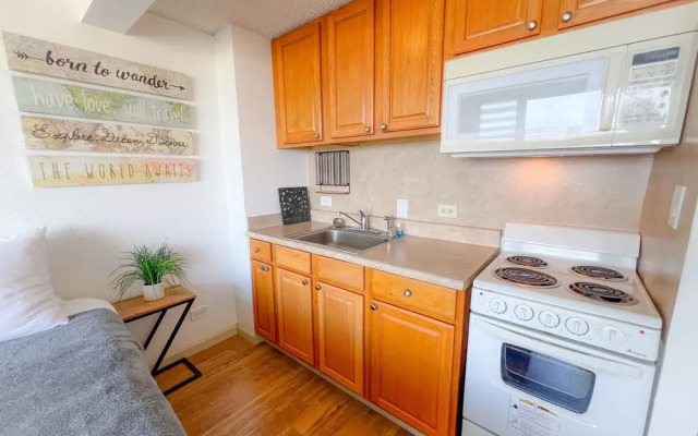 Bright Waikiki Studio Condo by RedAwning