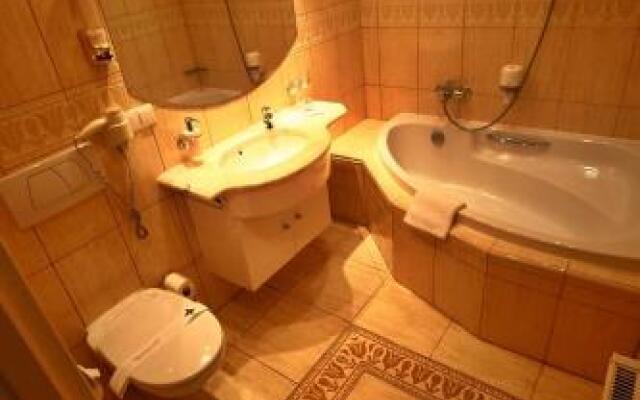 Adriano Spa