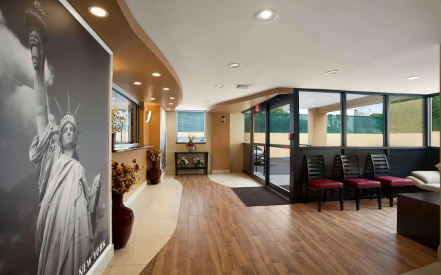 Super 8 By Wyndham Bronx
