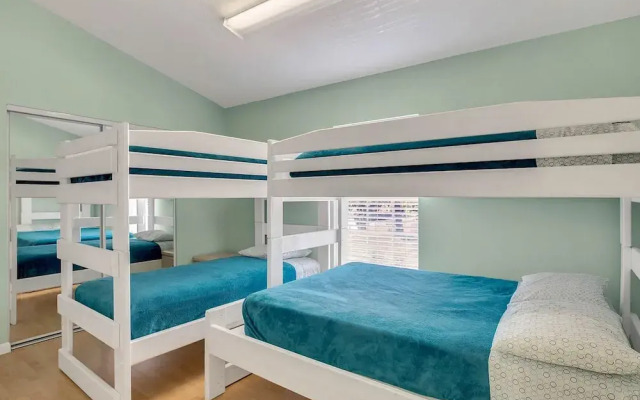 Group-Friendly Tarpon Springs Duplex by RedAwning