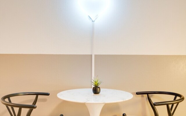 Contemporary Condo Minutes To Downtown Gulch