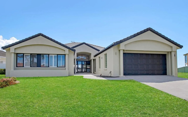 Floating On The Canals - 80 Commodore Cres