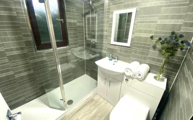 Stunning 4-bedroom Cabin With Hot Tub in Beattock!