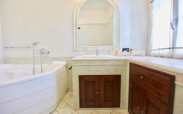 Triestevillas 3min to Beach, Sauna +jacuzzi +bbq