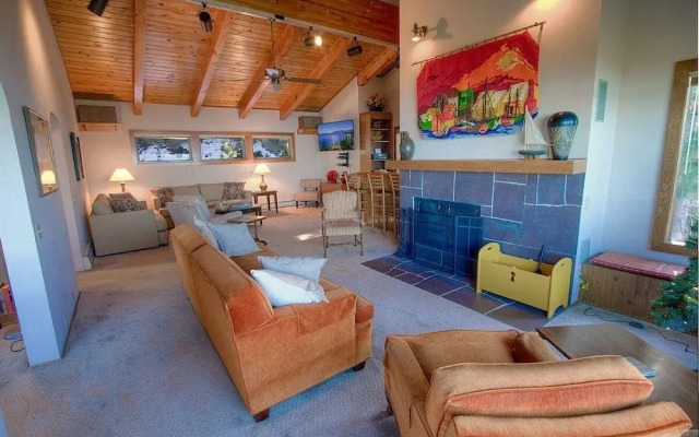 Lake View Glen 4 Bedroom Home by RedAwning