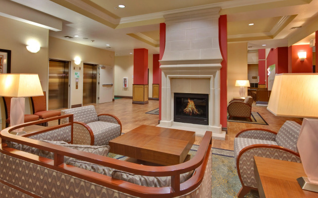 Holiday Inn & Suites Bakersfield