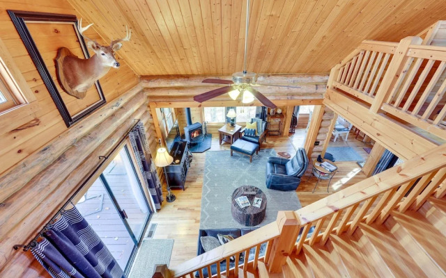 Blue Ridge Log Cabin w/ Hot Tub & Game Room!