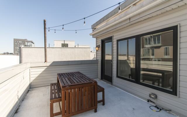 Majestic Nolibs Retreat - Roof Deck and Balcony
