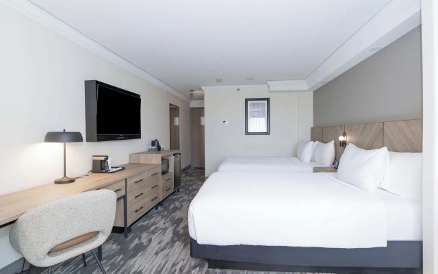 Sandman Signature Toronto Airport Hotel