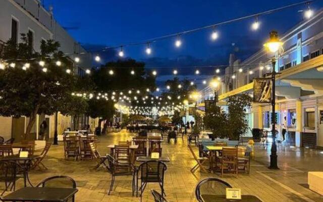 King bed, cozy one-bedroom apartment/ private deck