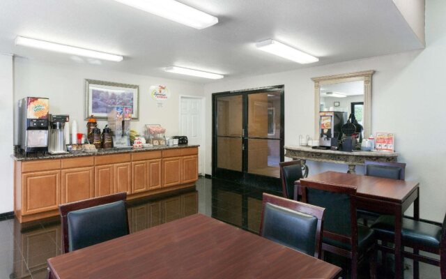 Super 8 by Wyndham Escondido