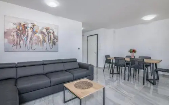 Elle Luxury Apartments Vanta?I?I