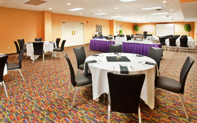 Holiday Inn Manhattan at the Campus by IHG