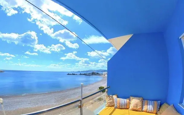 Blue House Beach Apartment - Sleeps 4 & Balcony