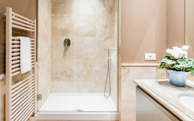 Charming Two Bedroom Apartment in Piazza Strozzi