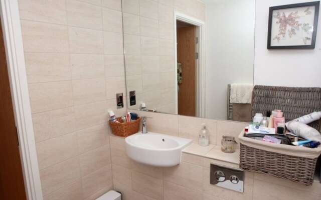 Modern 1 Bedroom Whapping Flat