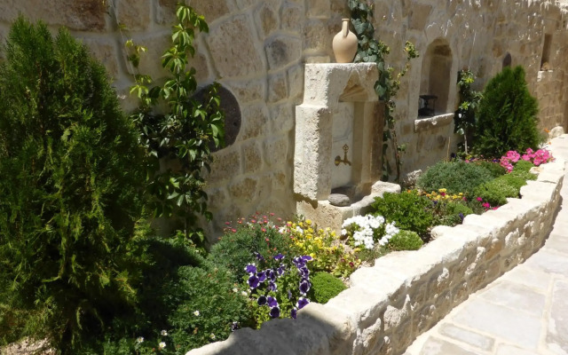 Canyon Cave Hotel