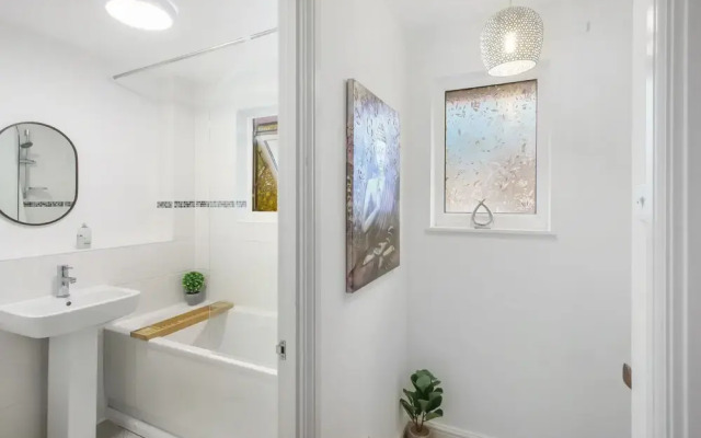 Inviting 2-bed House in Milton Keynes - Netflix