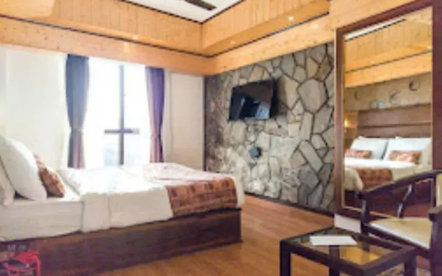 Sumi Queen's Yard Rink Mall Darjeeling