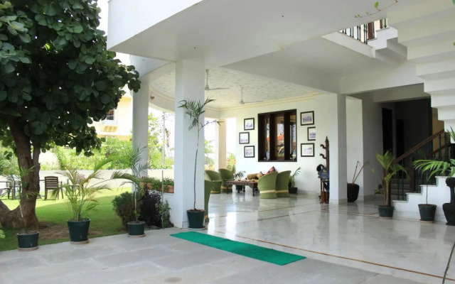 OYO 1808 near Lake Palace