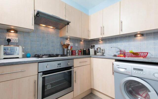 Bright and Modern Causewayside Apartment