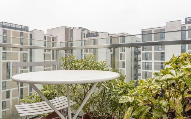 Stylish 2 Bedroom Flat With Balcony