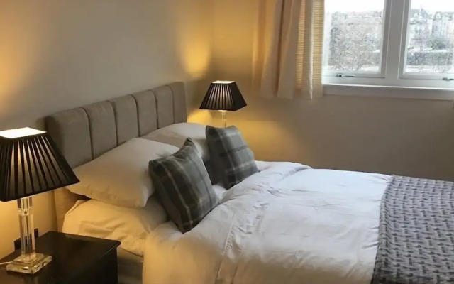Tay Pearls - Tay Chambers Apartment
