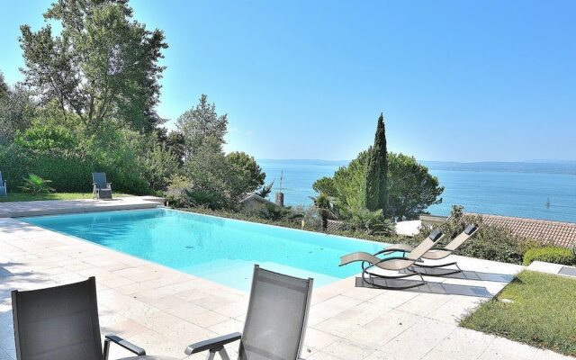 Villa Sybille With Pool And Lake View