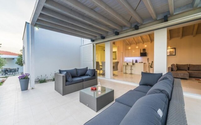 Luxurious Villa in Debeljak With Swimming Pool