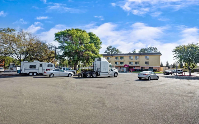 Days Inn by Wyndham Woodland