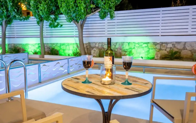 Stay Helios - Aparts & Pool Suites