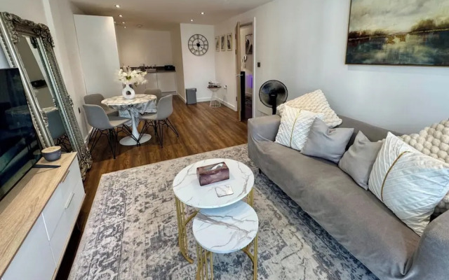 Stylish 2-bed Apt-private Parking-10mins to Centre