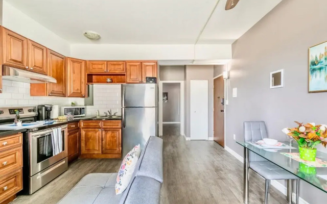 1BR - King Bed Apt With Netflix - Prime Location