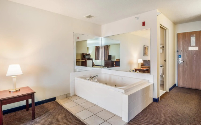 Quality Inn & Suites Eldridge Davenport North