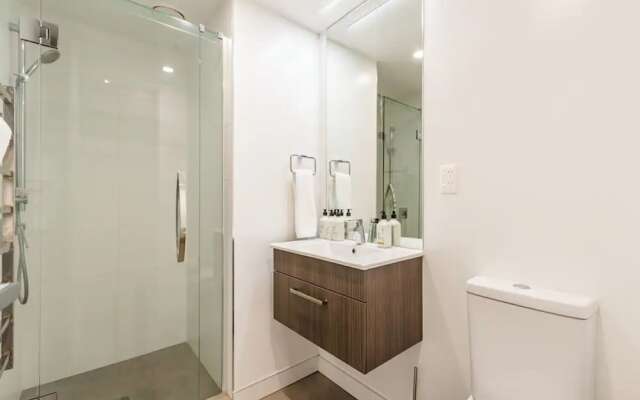 Central & Modern 2-Bedroom Apartment