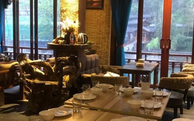 Fenghuang Tujia Ethnic Minority River View Hotel