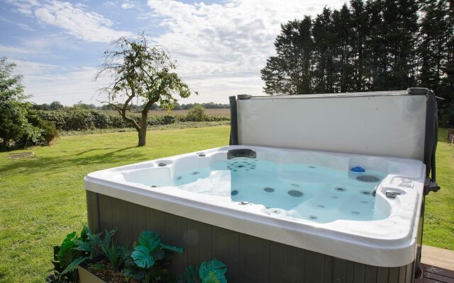 Deluxe 1 Bed Versace Hottub Skytv