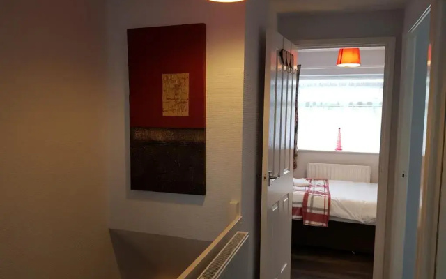 Penllech House - Huku Kwetu Notts - 3 Bedroom Spacious Lovely and Cosy with a Free Parking- Affordable and Suitable to Group Business Travellers
