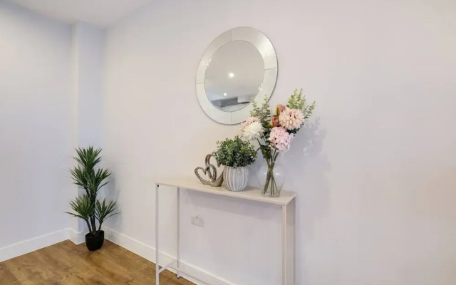 Modern Executive 5 Bedroom Home in Purley
